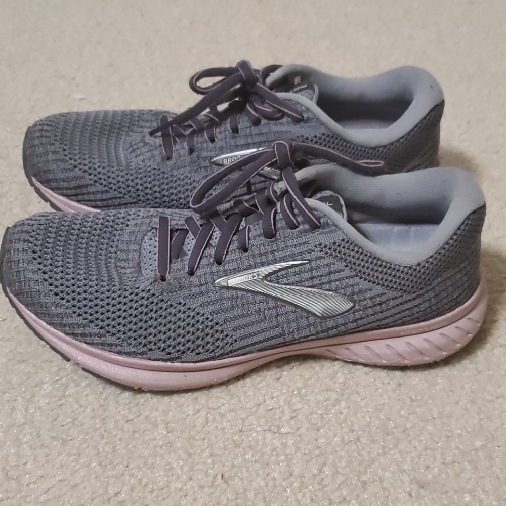 Brooks women's Revel 3 almost new size 8.5